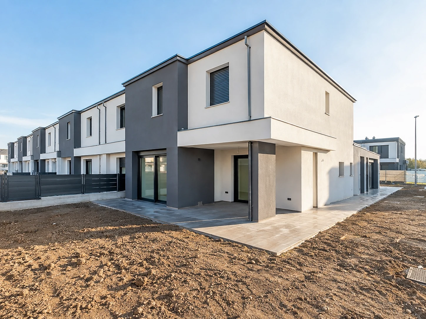 Prima: terreno senza giardino attorno a una residenza contemporanea