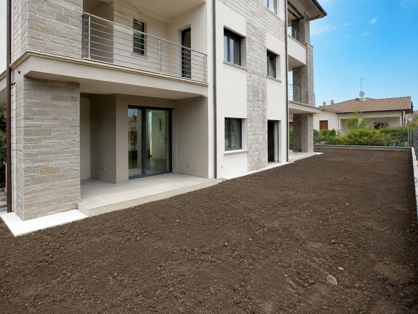 Prima: area esterna in terra accanto alla residenza